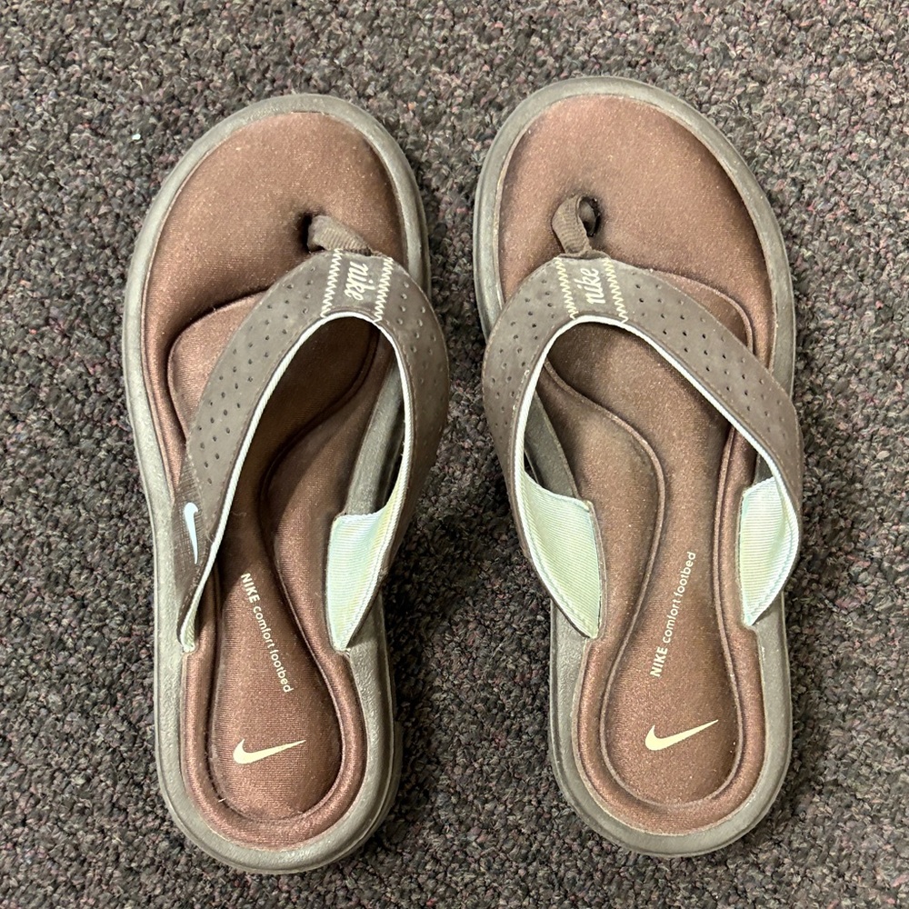 Nike Women's Brown and Cream Sandals